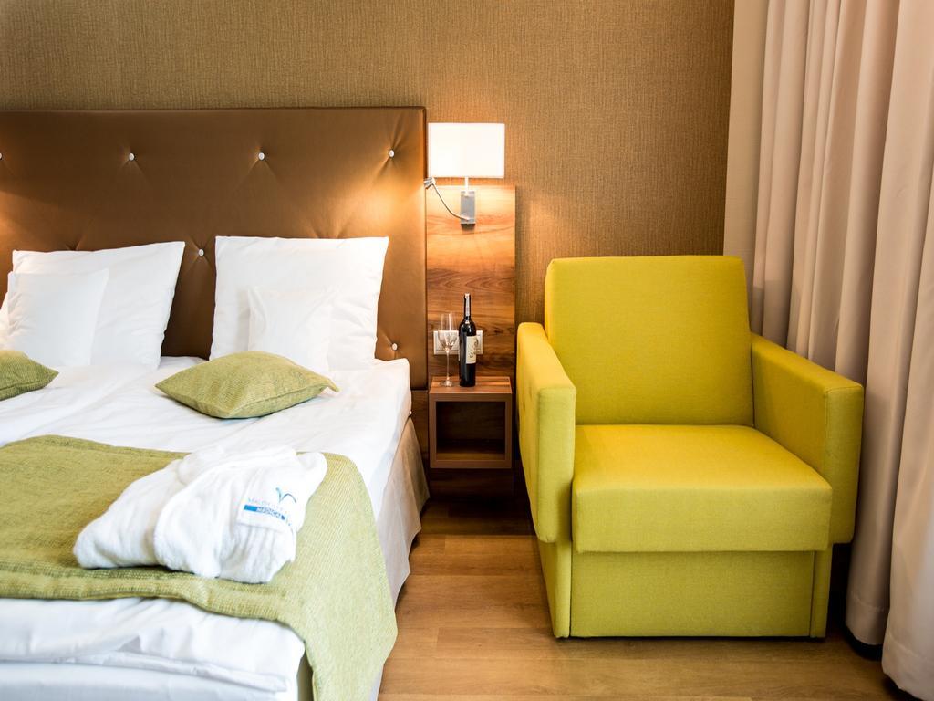 Mineral Hotel Malinowy Raj Solec-Zdrój Kültér fotó